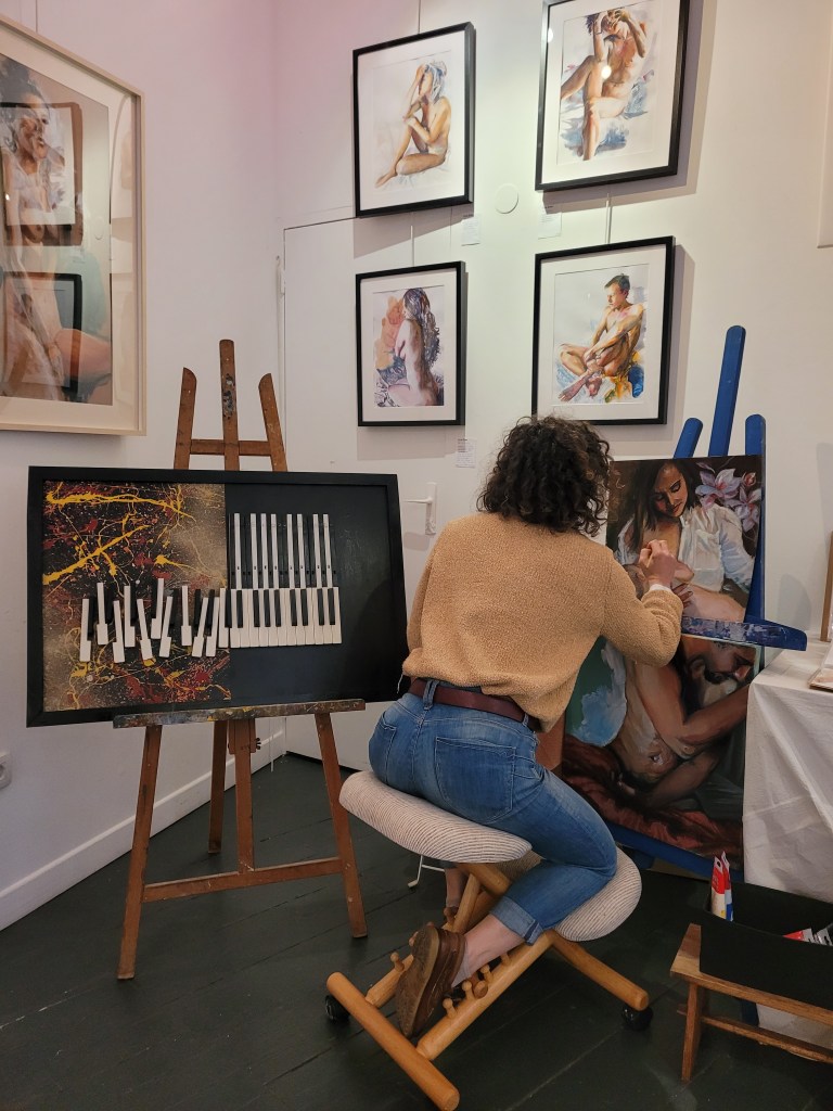 Session Live painting par Julia Even durant l'exposition aquarelles, acryliques et piano art quartier des carmes à Toulouse