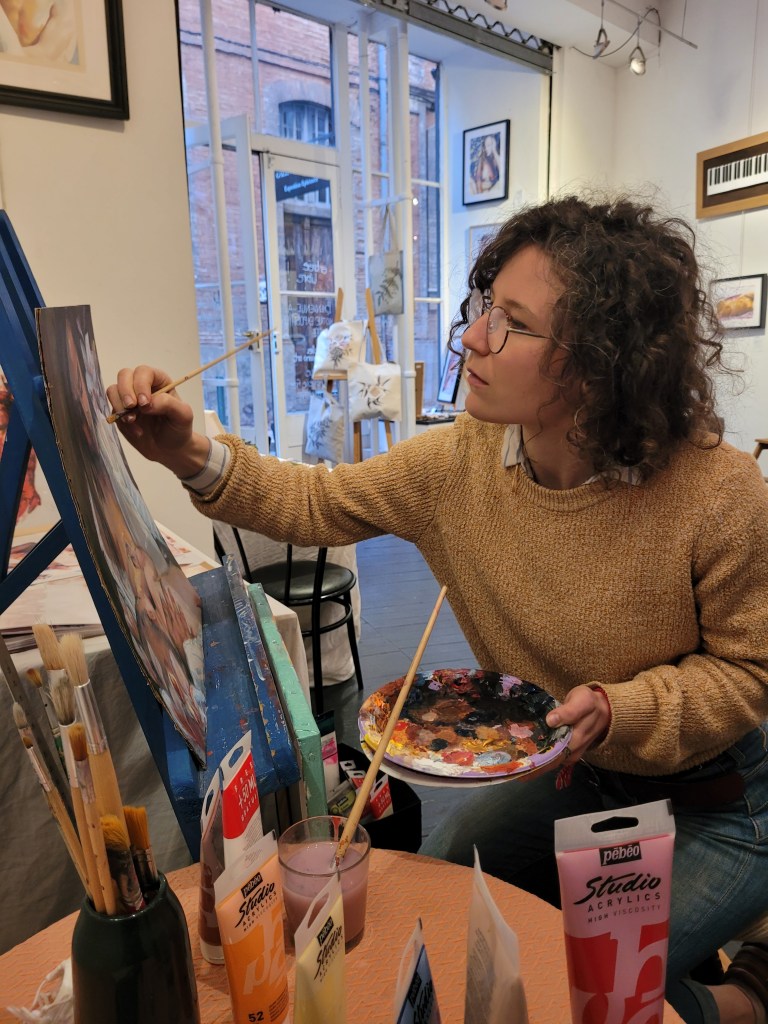 Session Live painting par Julia EVen durant l'exposition aquarelles et piano art quartier des carmes à Toulouse