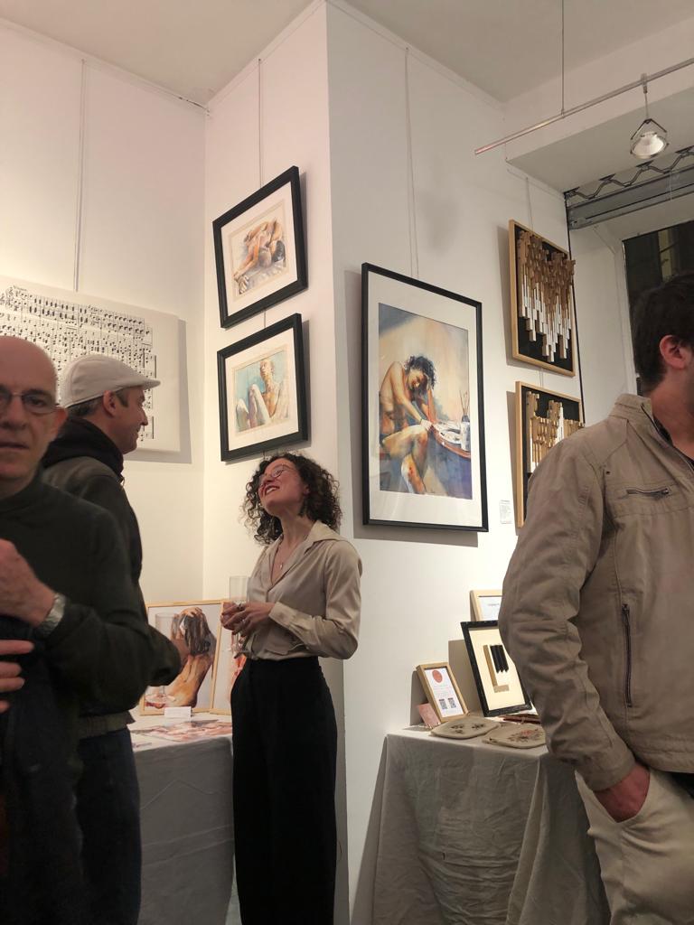 L'artiste peintre Julia Even au vernissage de l'exposition aquarelles et piano art quartier des carmes à Toulouse à la galerie Bouquières