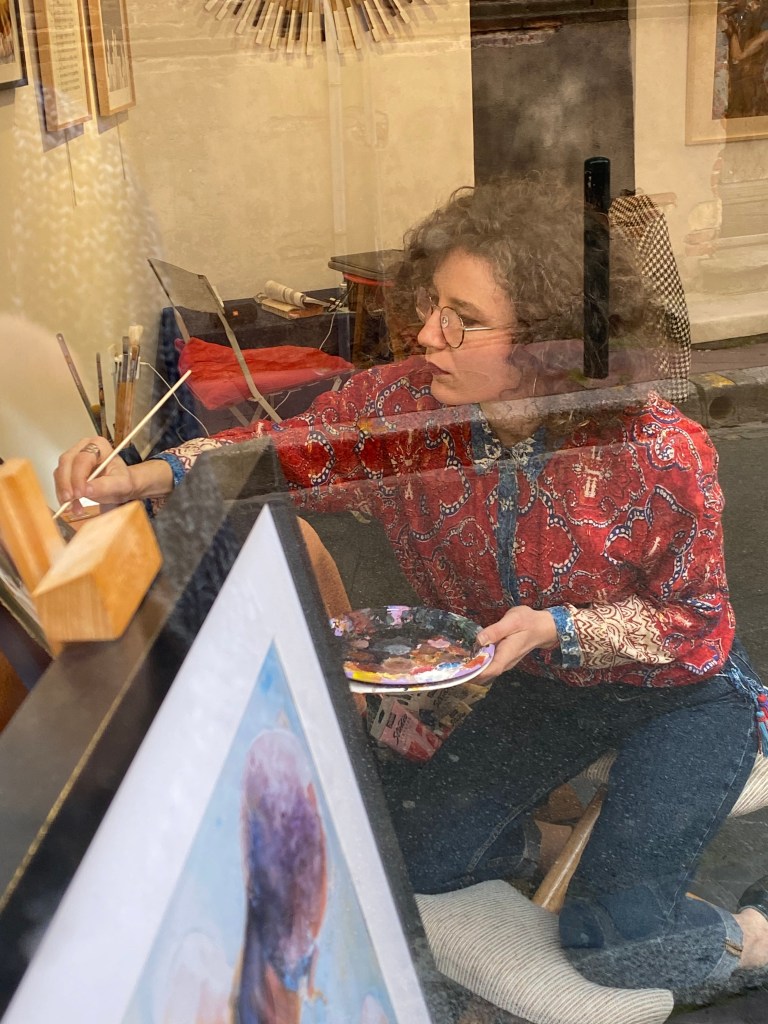 Session Live painting en vitrine par Julia Even durant l'exposition aquarelles et piano art quartier des carmes à Toulouse