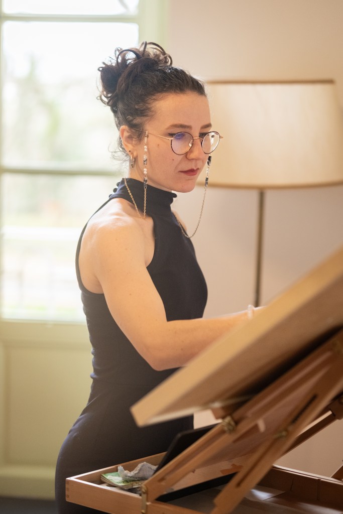 Julia Even peint en direct au Château de Puydaniel dans le 31000 à l'occasion d'un bal d'été